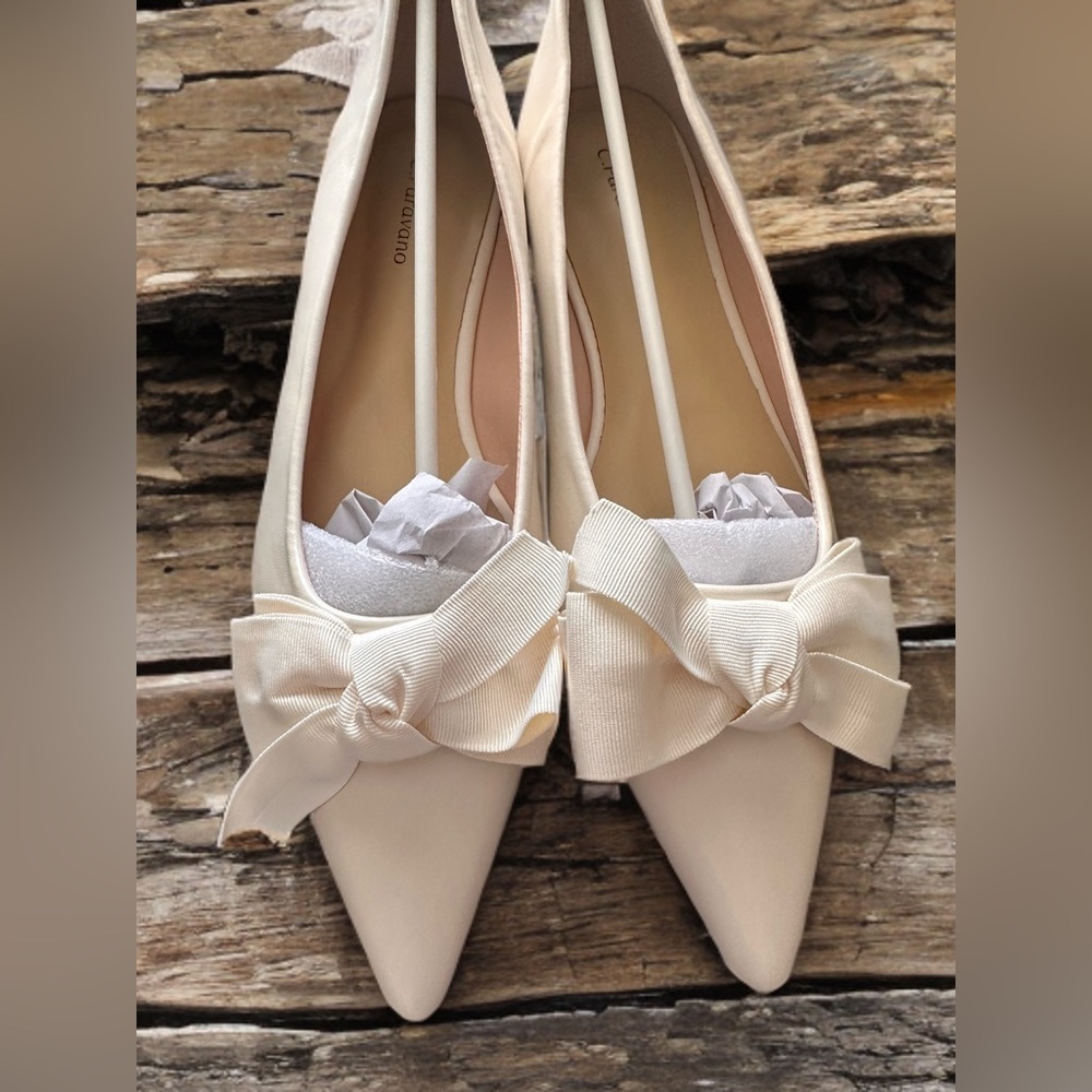 Chic Cream Flats with Bow Detail